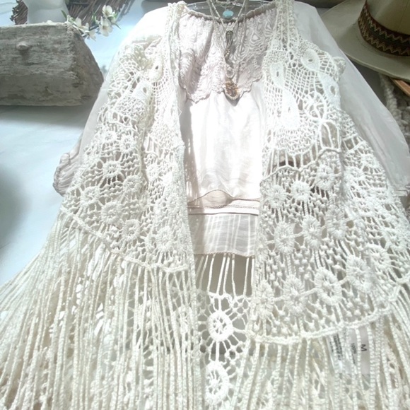 Sweet fringe for days prairie crochet vintage vest w western/Gypsy/hippy vibe - Picture 3 of 11